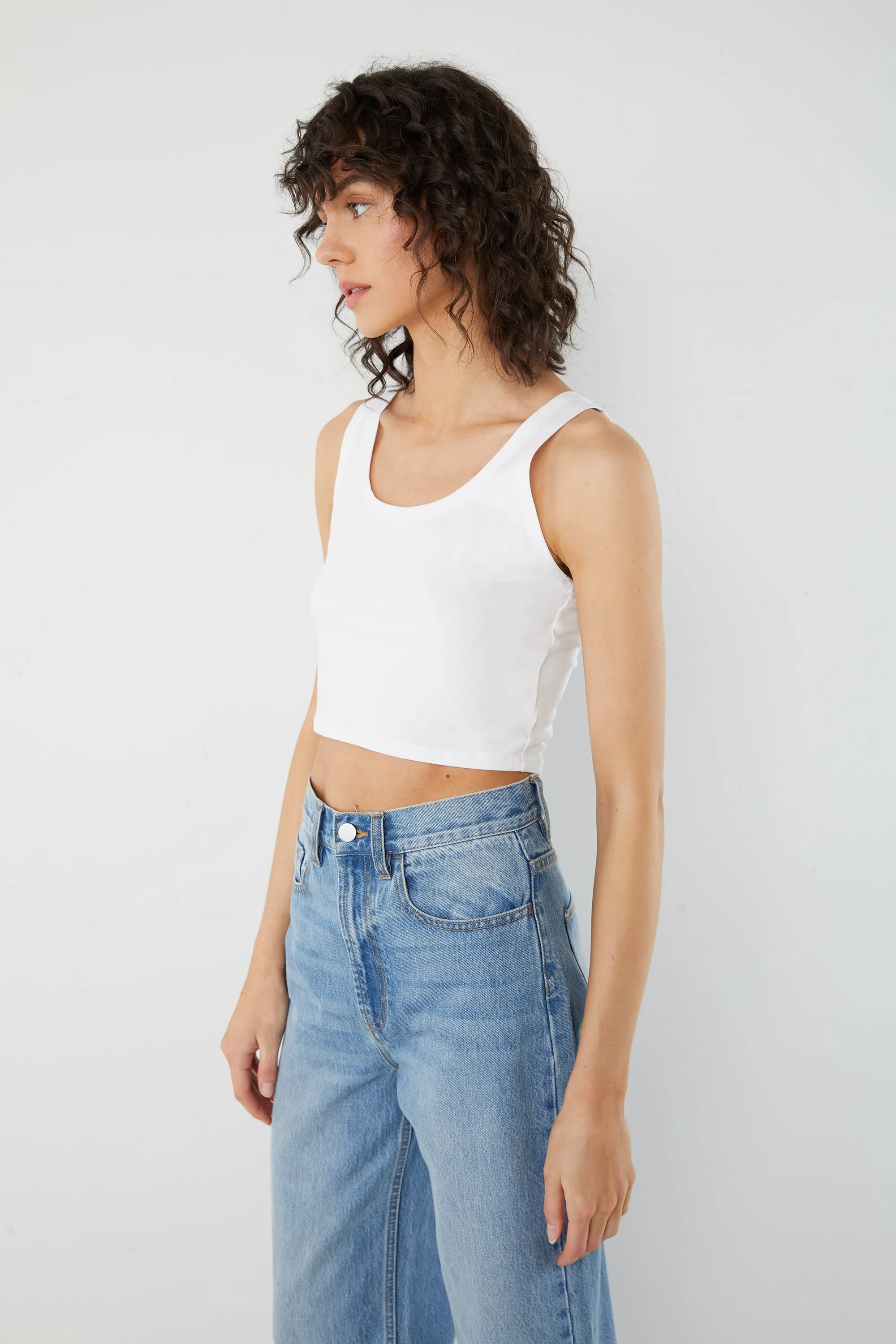 CROPPED SCOOP NECK TANK